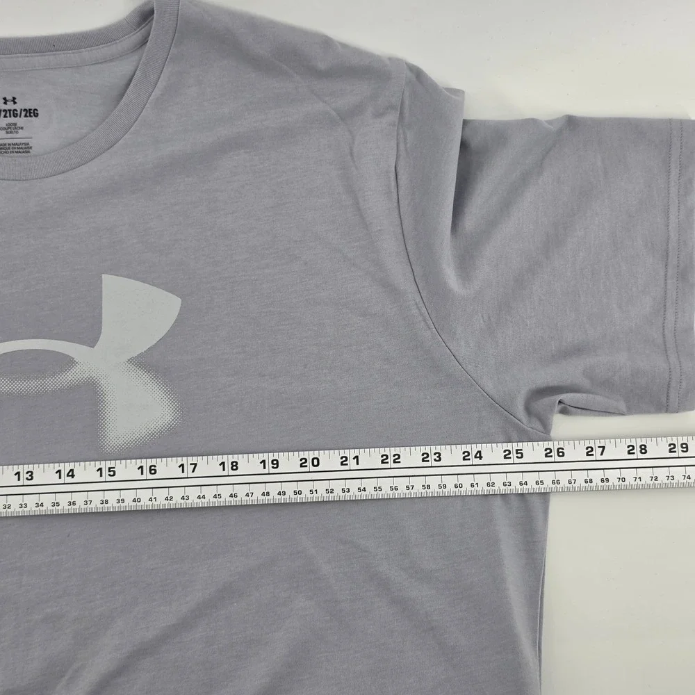 Under Armour Men's Reflective Big Logo Loose Fit T-Shirt Size 2XL Hydro Gray‎
